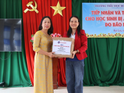 Những phần quà thiết thực được trao tận tay 