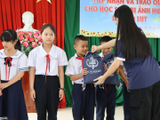 Những phần quà thiết thực được trao tận tay