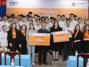 Đại diện FWD và Quỹ Bông Hồng Nhỏ trao tặng máy tính cho các trường học tại Khánh Hòa.